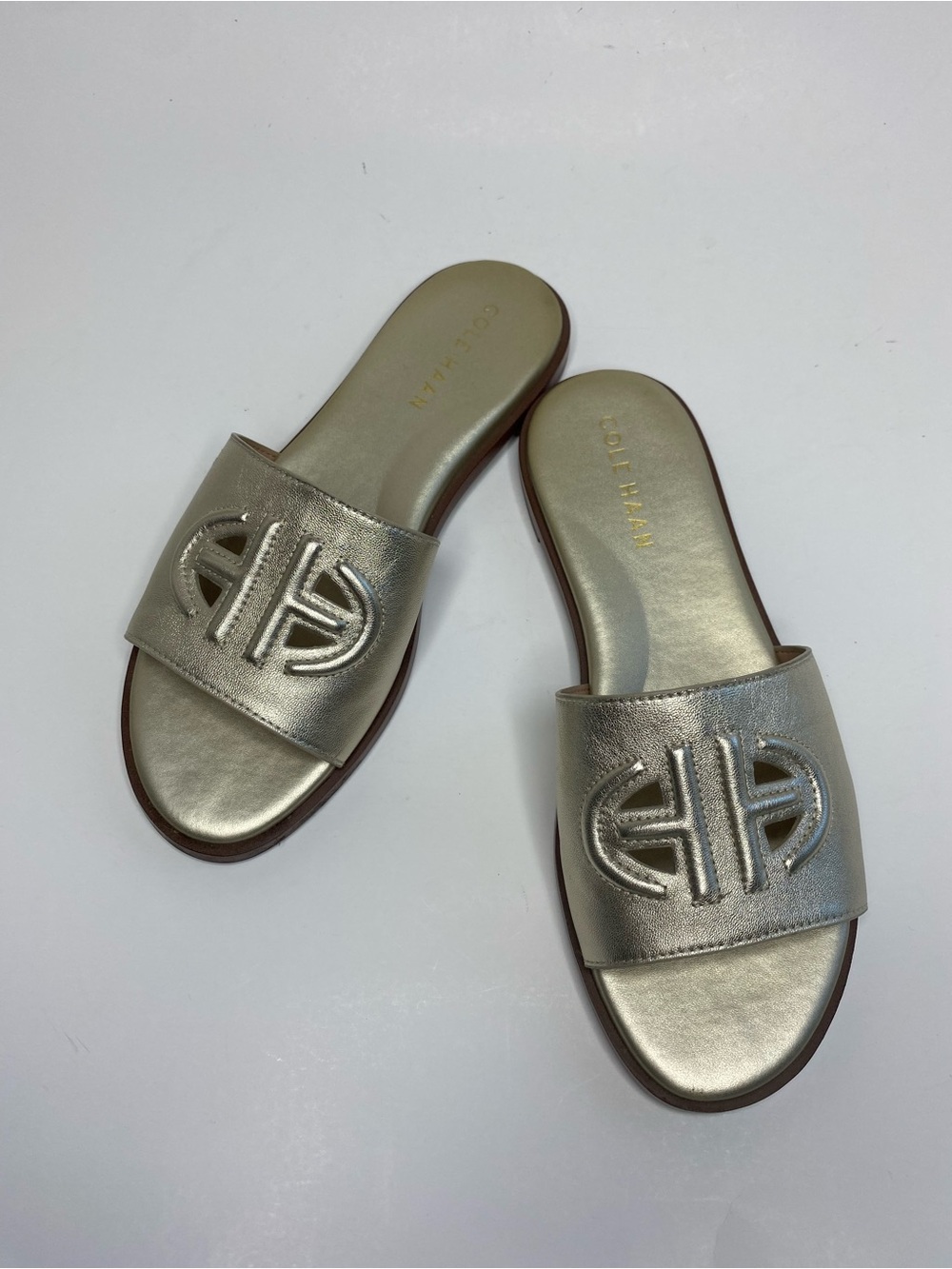 COLE HAAN FLYNN LEATHER GOLD LOGO
SLIDE SANDAL Size 5 - Picture 3 of 6